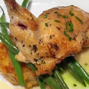 A plate of food with chicken and green beans.